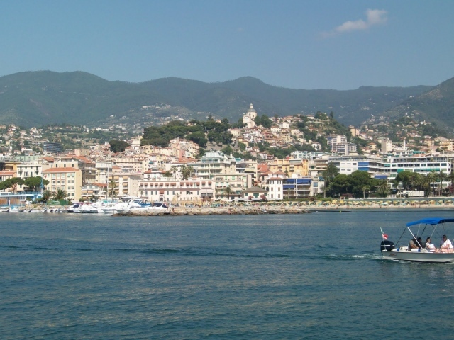 Лодки у причала на курорте Сан Бартоломео Аль Маре, Италия