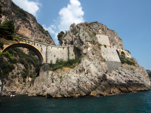 Мост над бухтой на курорте в Амальфи, Италия