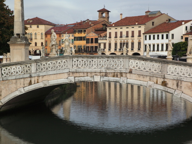 Мост через канал в Падуе, Италия