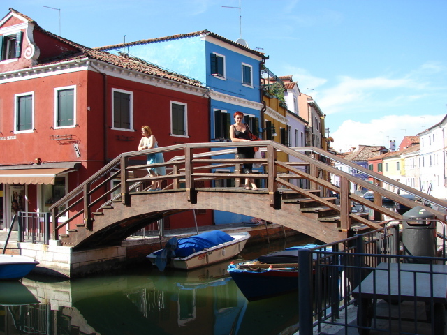 Мост через канал на острове Мурано, Италия
