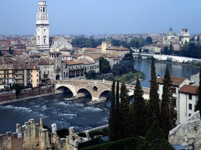 Мост через реку в Вероне, Италия