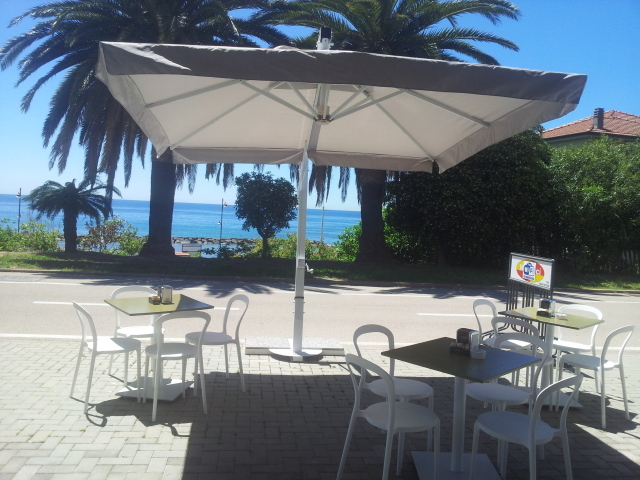 Кафе на набережной в Санто Стефано аль Маре, Италия