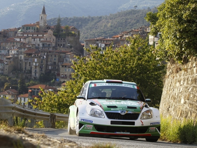 Автомобиль на фоне города в Сан Ремо, Италия