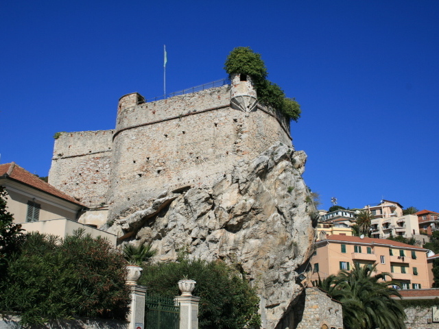 Замок на курорте в Пьетра Лигуре, Италия