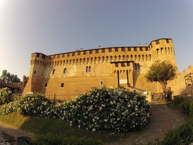 Замок на курорте Пизавр, Италия