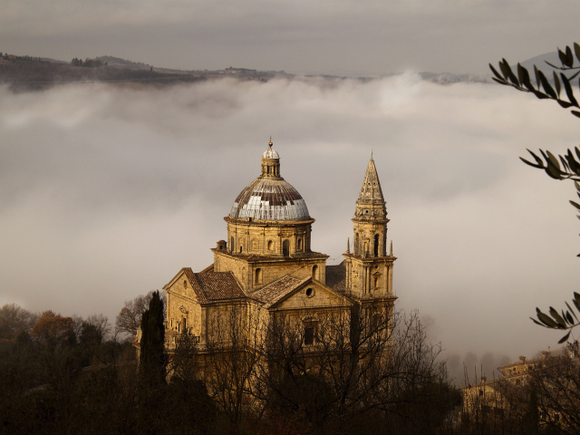 Собор на фоне тумана в Сиене, Италия
