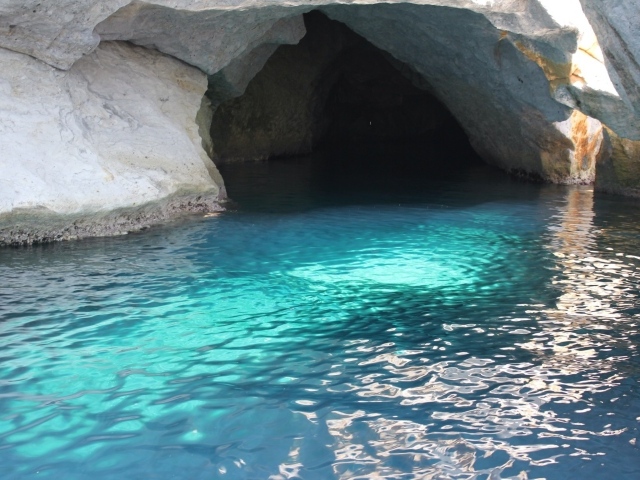Пещера в скалах на острове Понца, Италия