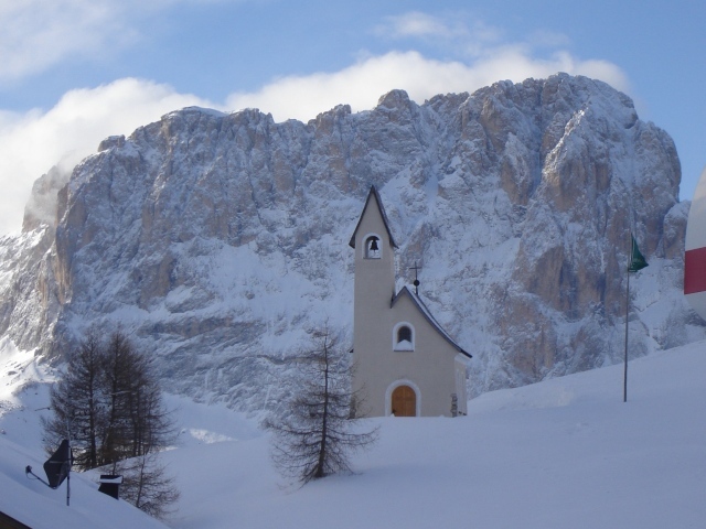 Церковь на фоне Альп на горнолыжном курорте Валь Гардена, Италия