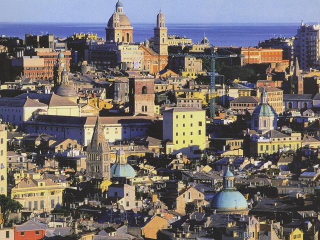 Город на фоне моря в Генуе, Италия