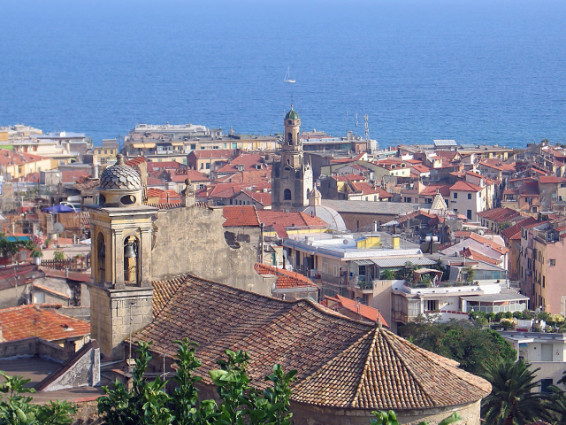 Город на фоне моря в Сан Ремо, Италия