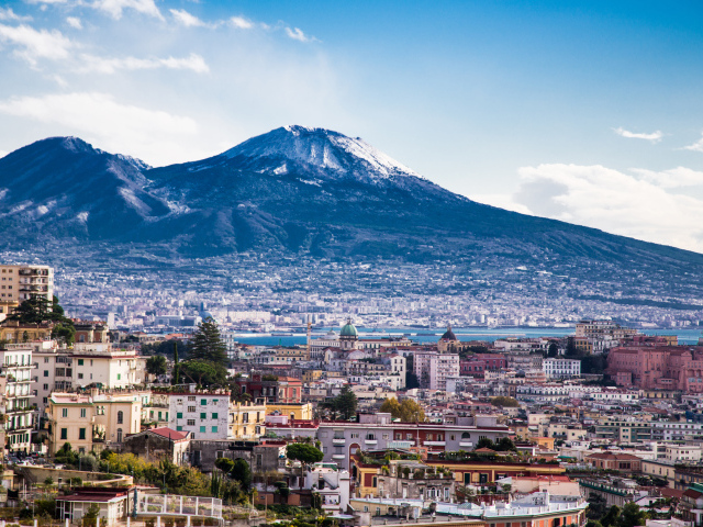 Город у подножия горы в Неаполе, Италия