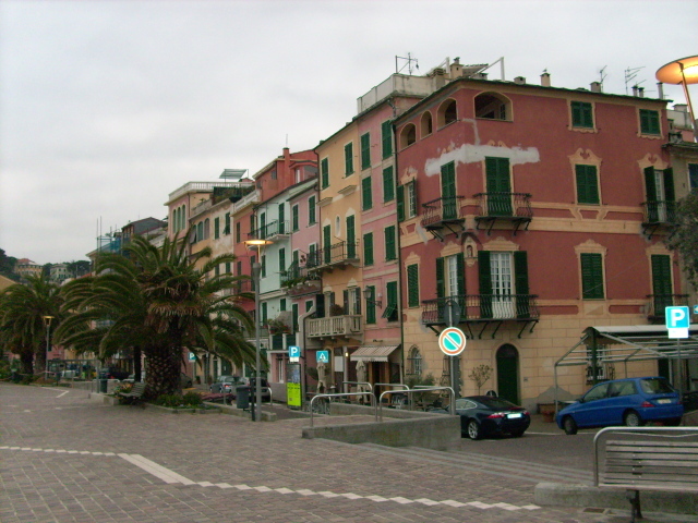 Городская улица на курорте Челле Лигуре, Италия