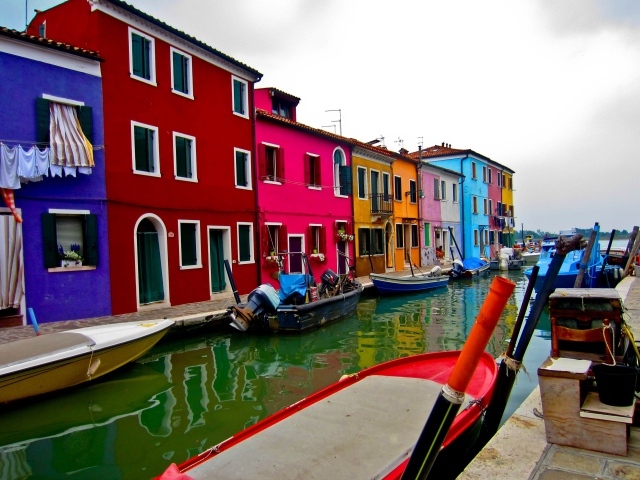 Разноцветные дома на острове Мурано, Италия