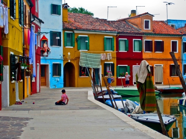 Красочные дома на острове Мурано, Италия