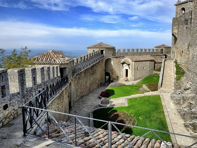 Внутренний дворик в крепости в Сан Марино, Италия
