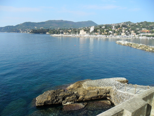 Спуск к причалу на курорте Сан Бартоломео Аль Маре, Италия