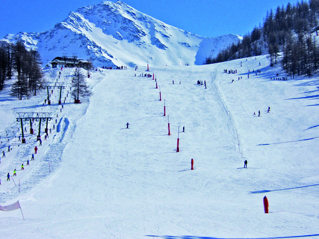 Спуск на лыжах на горнолыжном курорте Сестриер, Италия