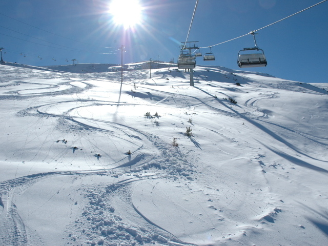 Спуск на лыжах на курорте в Бормио, Италия