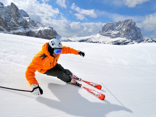 Спуск на лыжах на горнолыжном курорте Валь Гардена, Италия