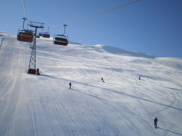 Спуск на лыжах на горнолыжном курорте Валь ди Соль, Италия