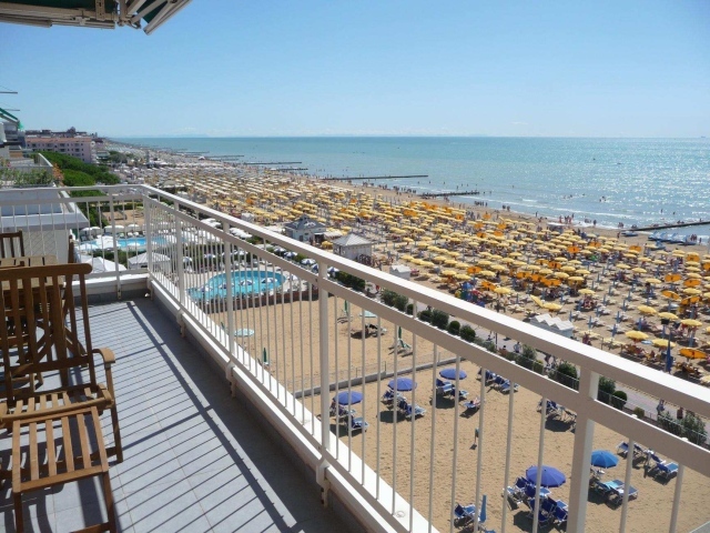 Бескрайний пляж на курорте Лидо ди Езоло, Италия