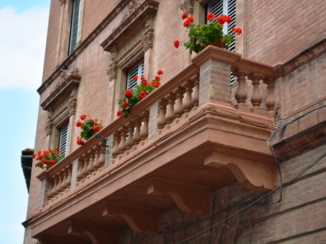 Цветы на балконе в Сиене, Италия