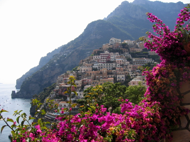 Цветы на фоне курорта Позитано, Италия