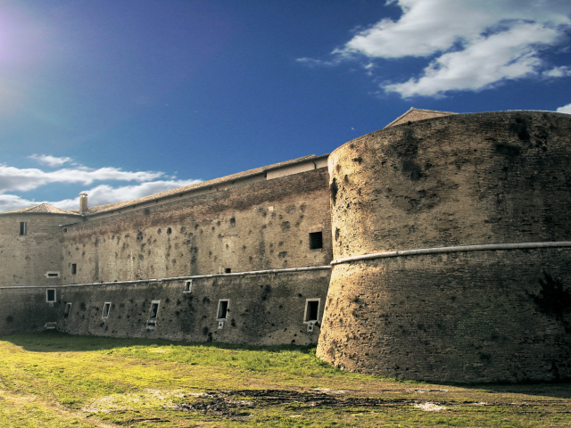 Крепость на курорте Пизавр, Италия