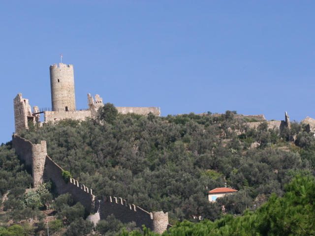 Крепостная стена на курорте Ноли, Италия