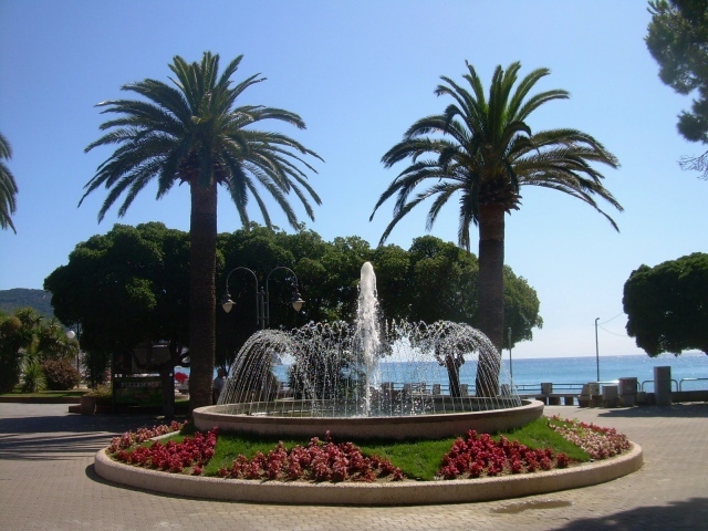 Фонтан на набережной на курорте в Пьетра Лигуре, Италия