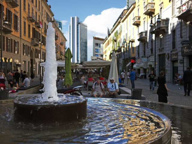 Фонтан на улице в Милане, Италия