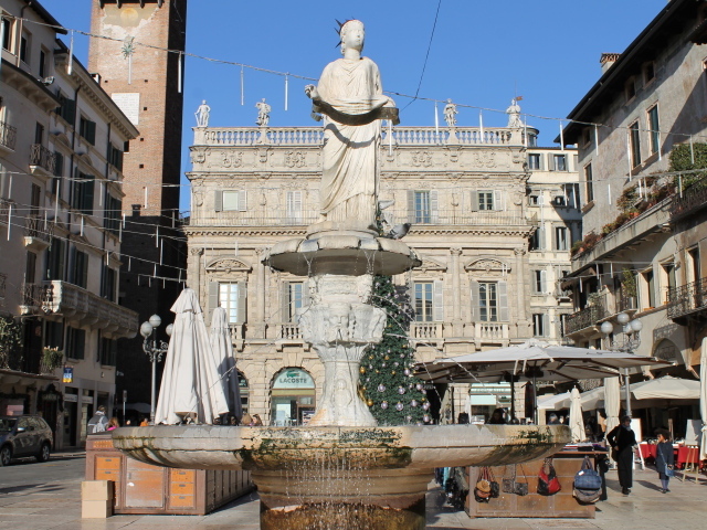 Фонтан на улице в Вероне, Италия