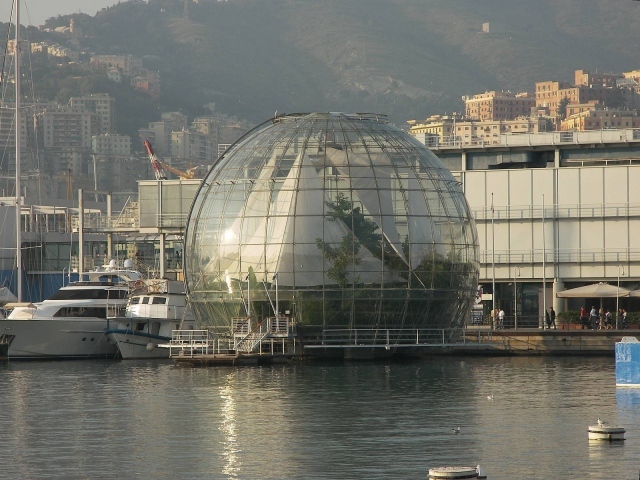 Стеклянный шар в Генуе, Италия