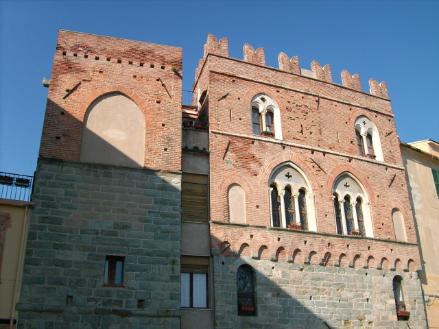 Старинное здание на курорте Ноли, Италия