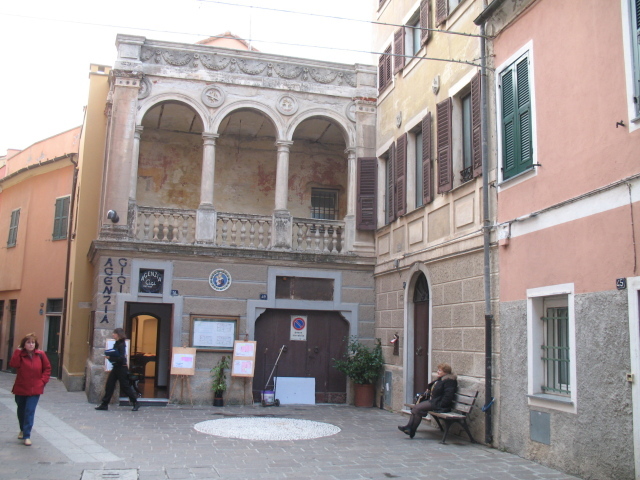 Старинное здание на курорте Споторно, Италия