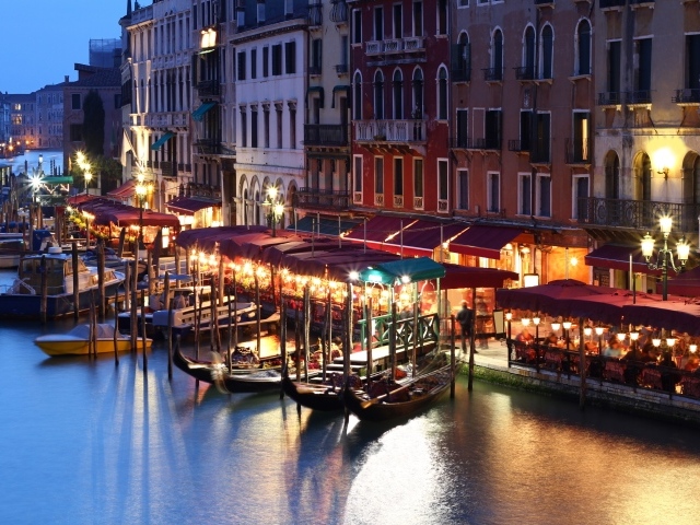 Отдых в прибрежном ресторане в Венеции, Италия