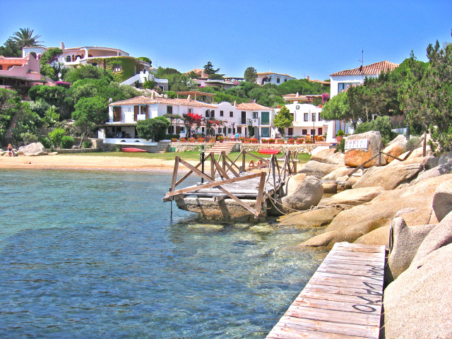 Дома на побережье на острове Сардиния, Италия