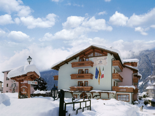 Гостиница на горнолыжном курорте Мадонна ди Кампильо, Италия