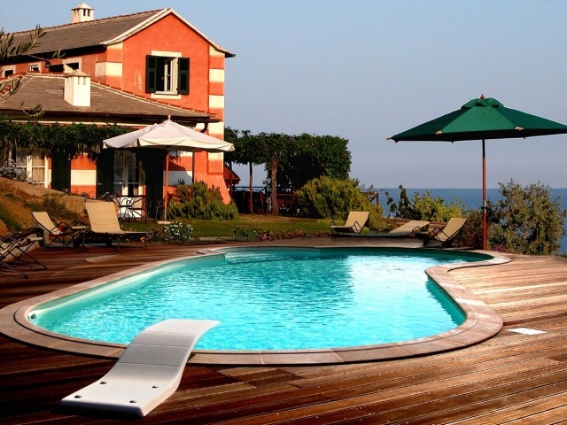 Гостиница на берегу моря на курорте Челле Лигуре, Италия