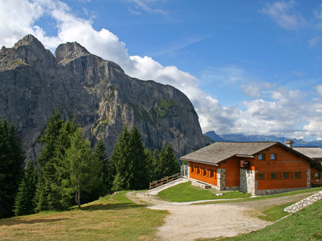 Дом в горах на курорте Аллеге, Италия