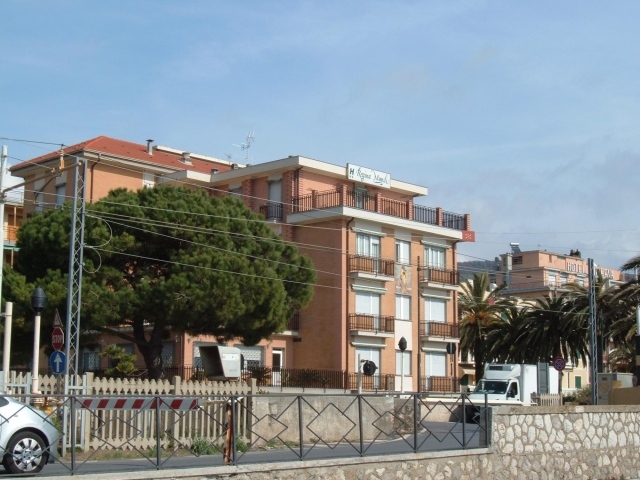 Дома на набережной на курорте в Пьетра Лигуре, Италия