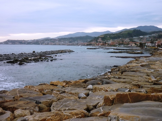 Дома на набережной в Санто Стефано аль Маре, Италия