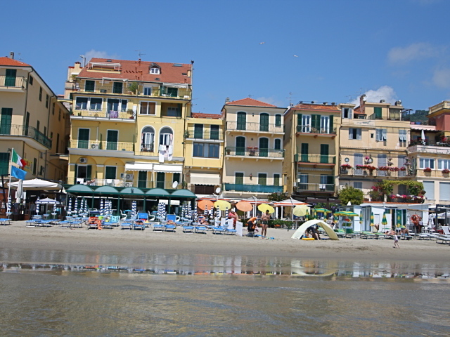 Дома на набережной на курорте Алассио, Италия