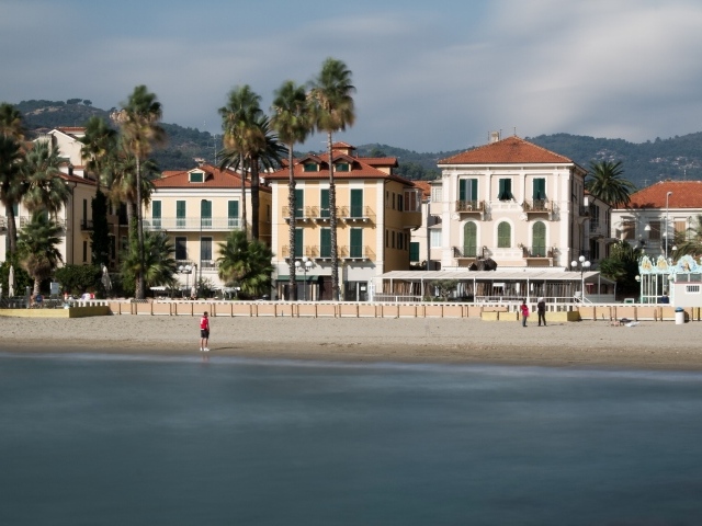 Дома на набережной на курорте Диано Марино, Италия