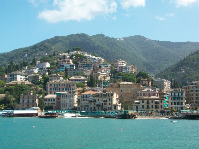 Дома на холме на курорте Рапалло, Италия