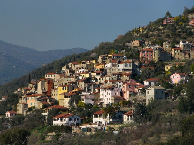 Дома на склоне горы на курорте Империя, Италия