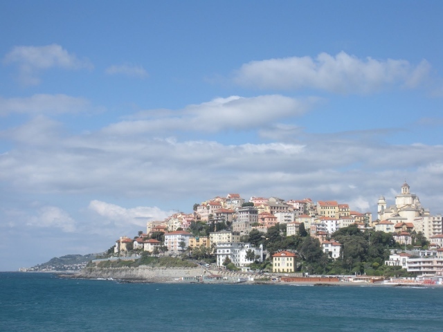 Дома на берегу моря на курорте Империя, Италия