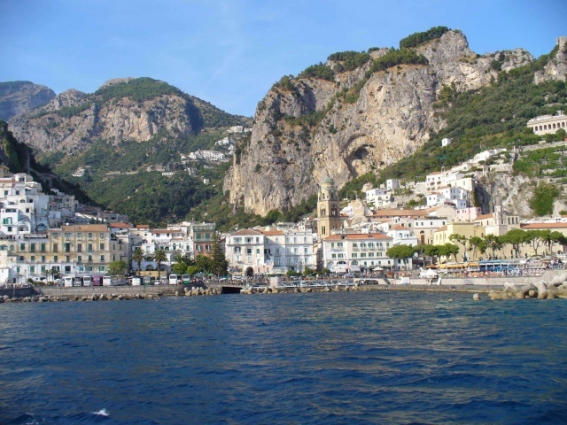 Причал на курорте в Амальфи, Италия