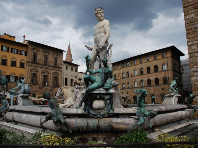 Памятник на фоне зданий во Флоренции, Италия