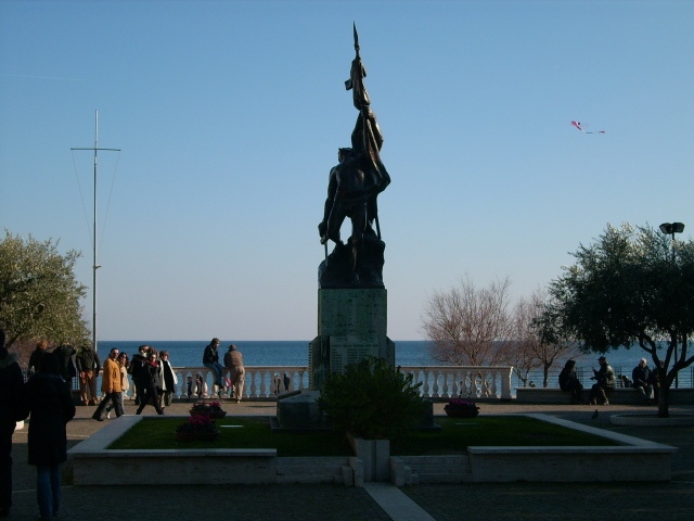 Памятник на набережной на курорте Споторно, Италия